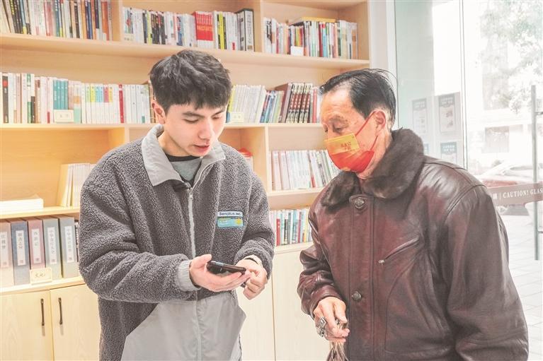刘开兴为老人解答手机操作疑问。 贵州日报天眼新闻记者 李莎 摄
