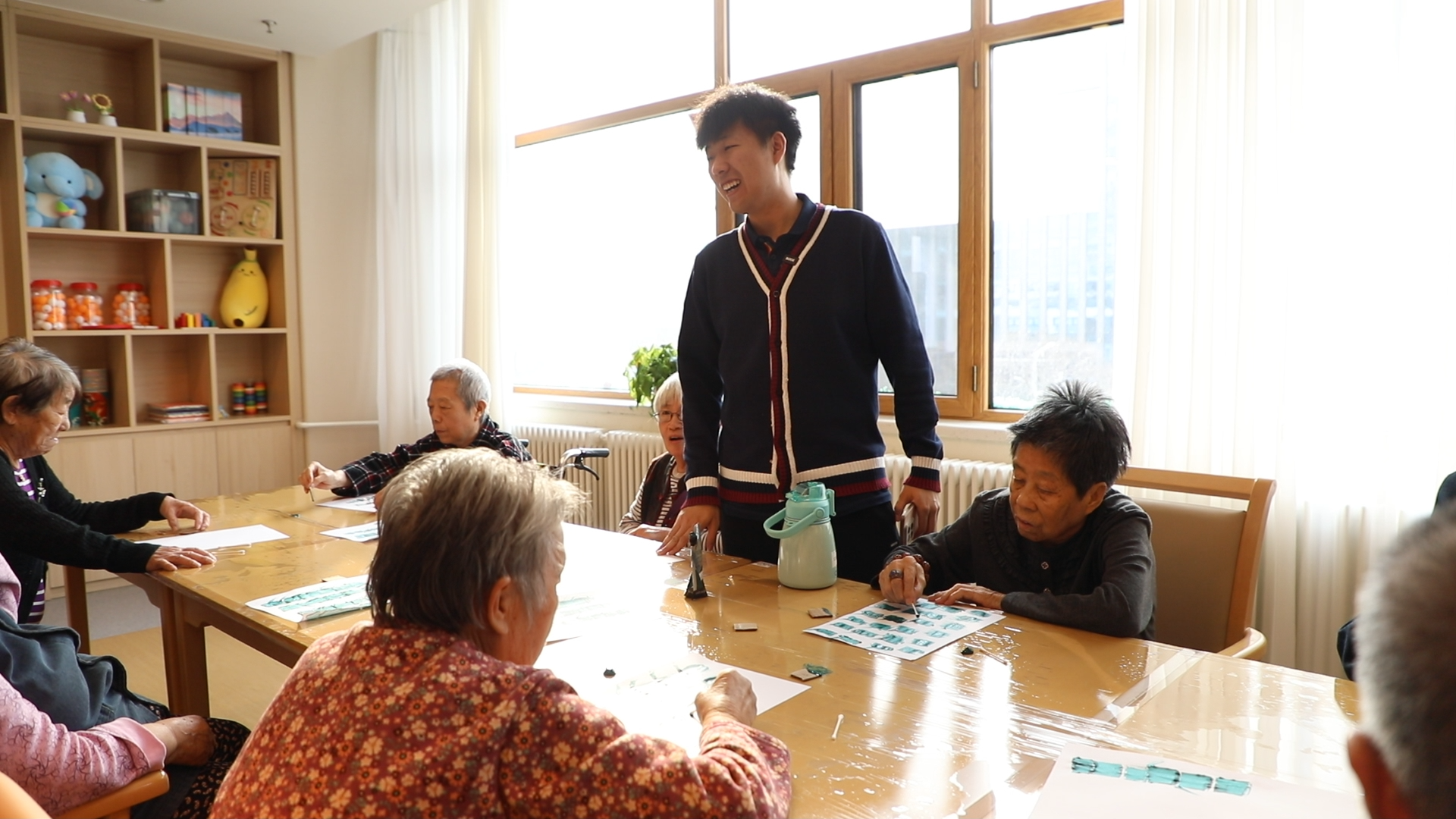 00后社工王选带着老人画竹子。长城网·冀云客户端记者 李全 摄