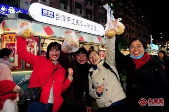 旅行团的客人品尝福建美食