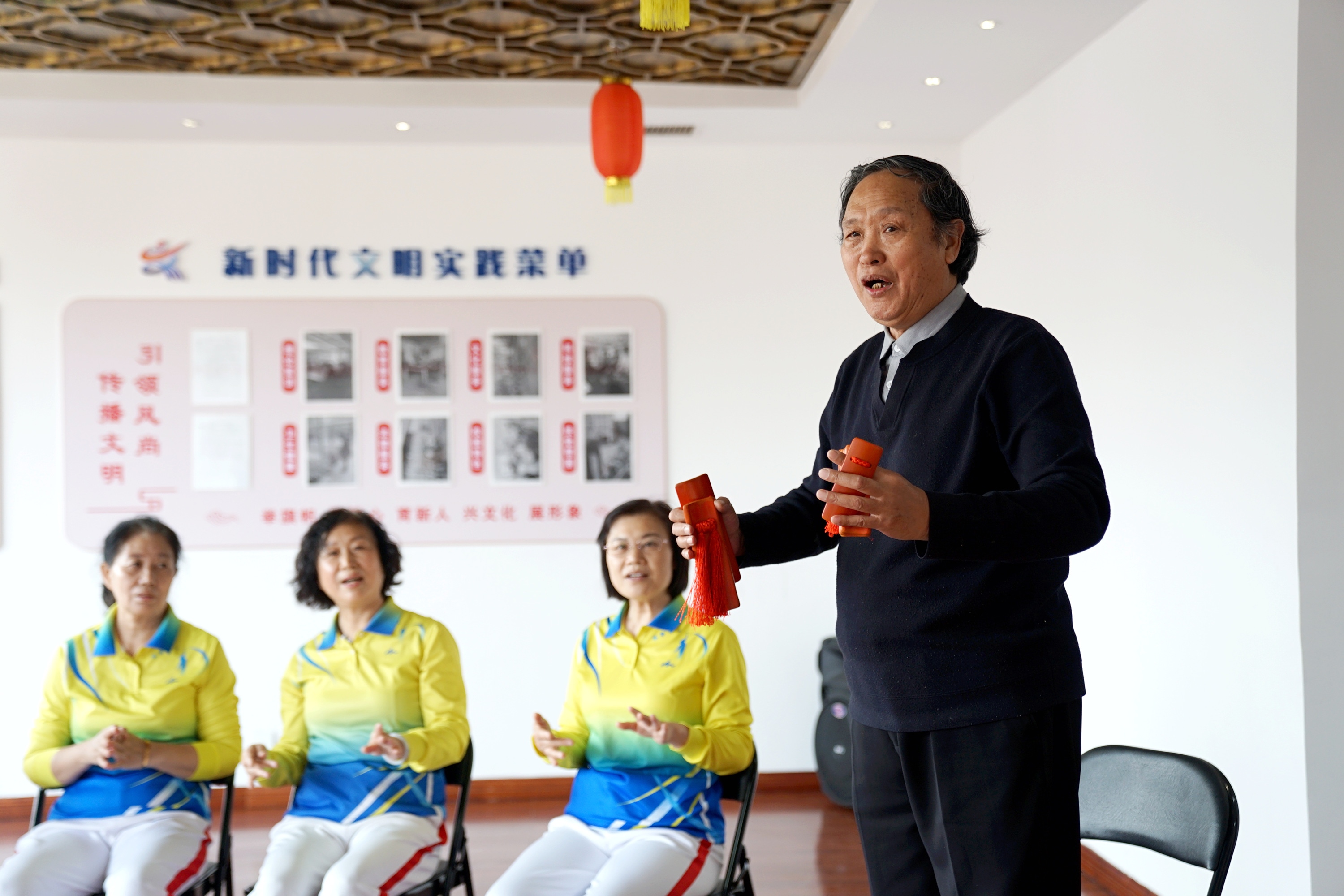 果岭湾社区居民李子臣和大家一起排练群口快板。李佳新摄