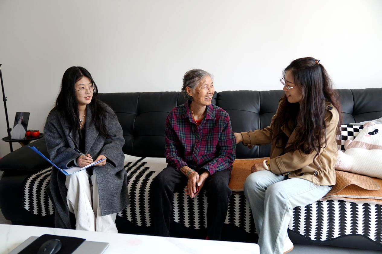 街道工作人员入户走访辖区老年人群体。李佳新摄